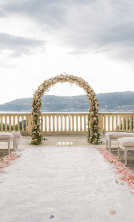 Cérémonie de mariage avec arche florale et vue sur lac