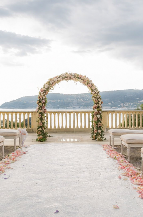 Cérémonie de mariage avec arche florale et vue sur lac