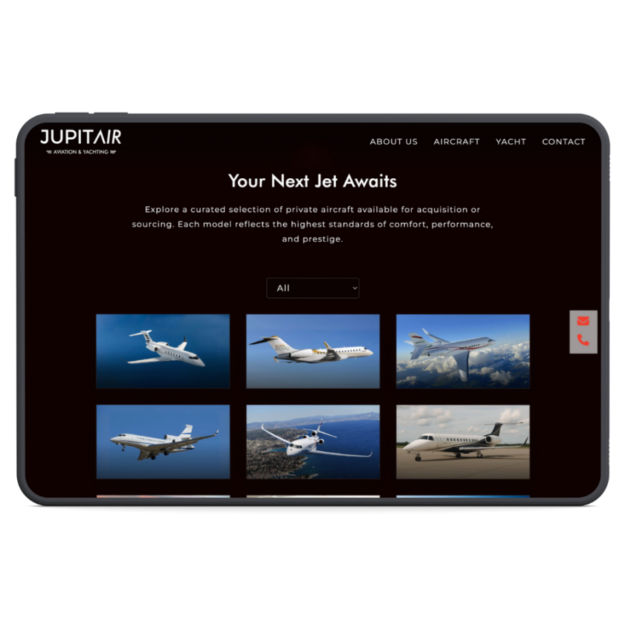 Mockup d'ordinateur portable affichant la page d'accueil du site Jupitair Aviation & Yachting, avec une vue aérienne d'une aile d'avion au coucher de soleil au-dessus des nuages et un menu de navigation incluant About Us, Aircraft, Yacht et Contact.