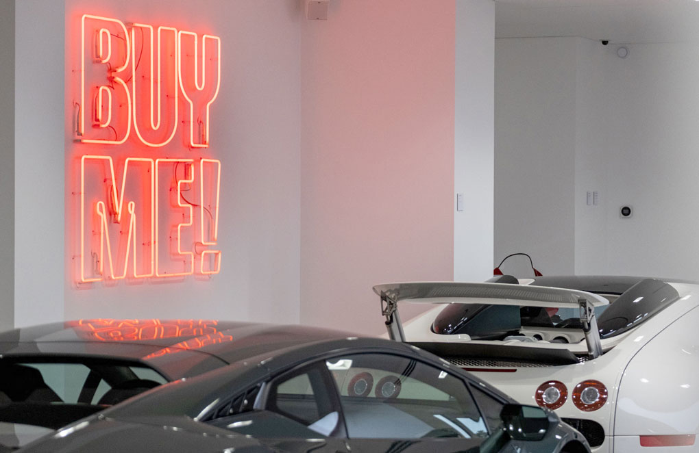 Intérieur du showroom Monaco Supercars avec des véhicules de prestige exposés à Monaco
