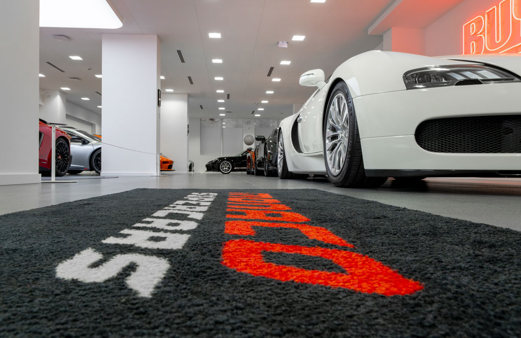 Showroom Monaco Supercars à Monaco présentant une sélection de véhicules automobiles de prestige