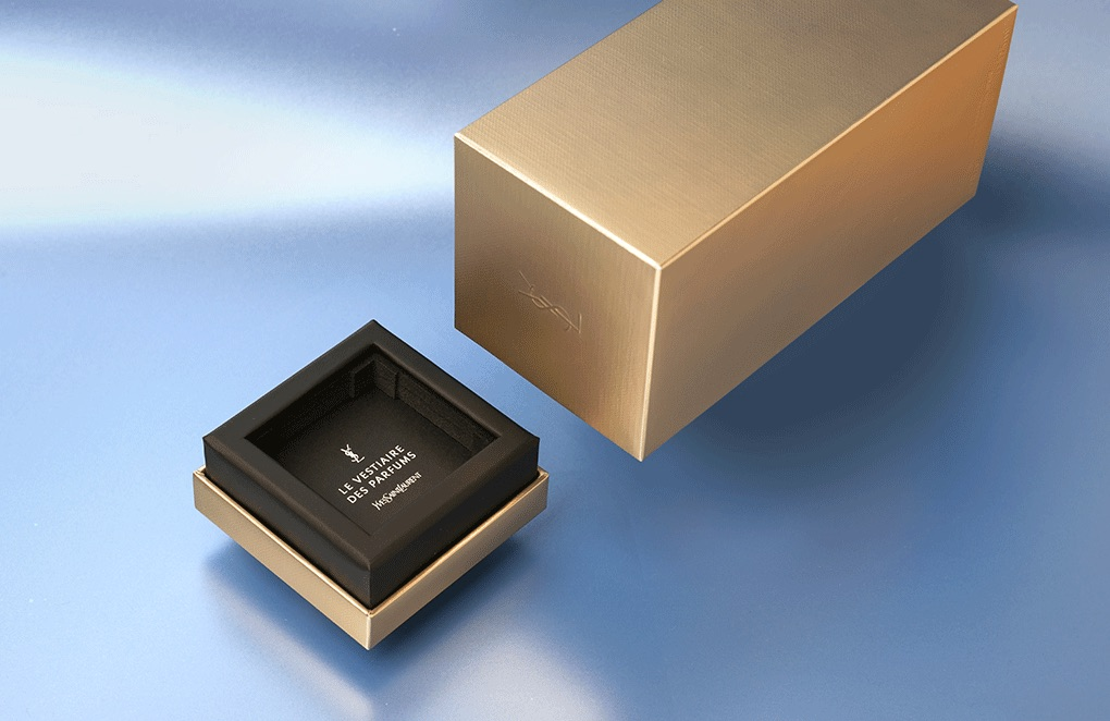 Packaging YSL couleur or sur fond bleu 